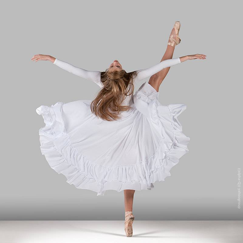В белом платье так недолго танцевать мне. Танцовщица в белом платье. Танцующая девушка. Балерина в белом платье. Девушка в белом платье танцует.