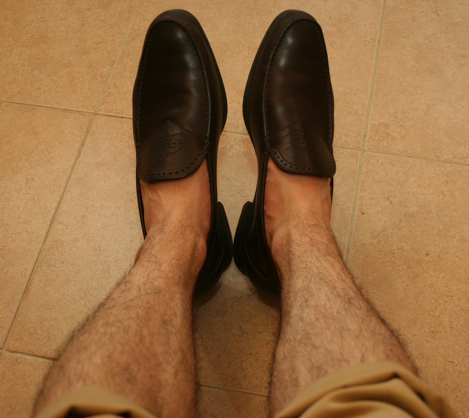 Купить стопу мужскую. Ножки мужские. Мужские ноги в туфлях. Мужские ноги в ботинках. Волосатык мужскиетноги.