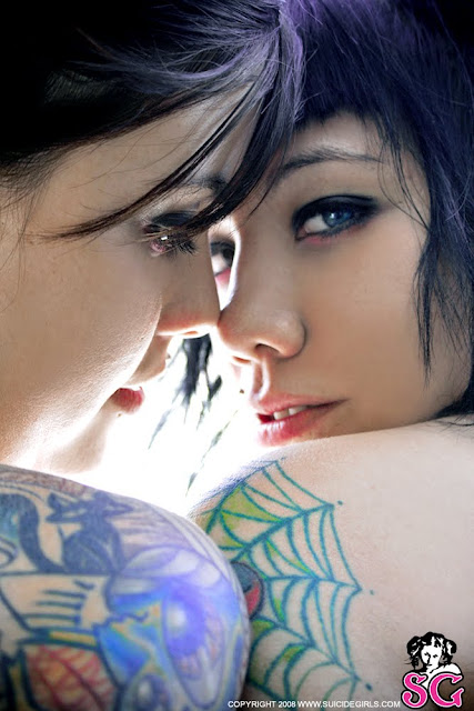 Preciosa modelo de ojos azules con tatuaje de tela de araña en el hombro