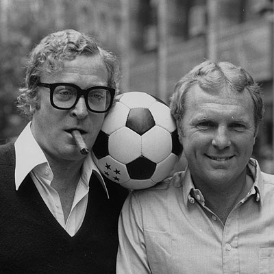 EN TOUCHE. La photo (pas très) finish de...Michael Caine & Bobby Moore.