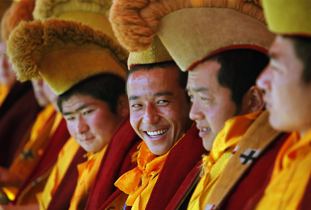 Тибетские горловые монахи. Желтошапочники Тибет. Желтошапочники в буддизме. В буддизме желтые шапочники. Желтые шапки буддизм.