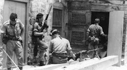 جنود بريطانيون يهاجمون منازل المواطنين الجنوبين بحثا عن الفدائيين وثوار الجبهة القومية
