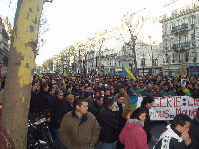 Plusieurs milliers de personnes manifestent silencieusement Paris