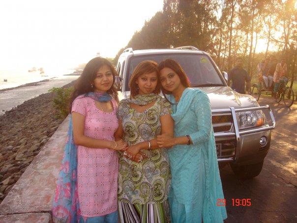 All Desi Celebrity Aunties Queeta Pathani Girls In Pajero