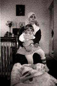 Donna irachena nella sua casa nella SBA di Larnaca, Elisabeth Cosimi