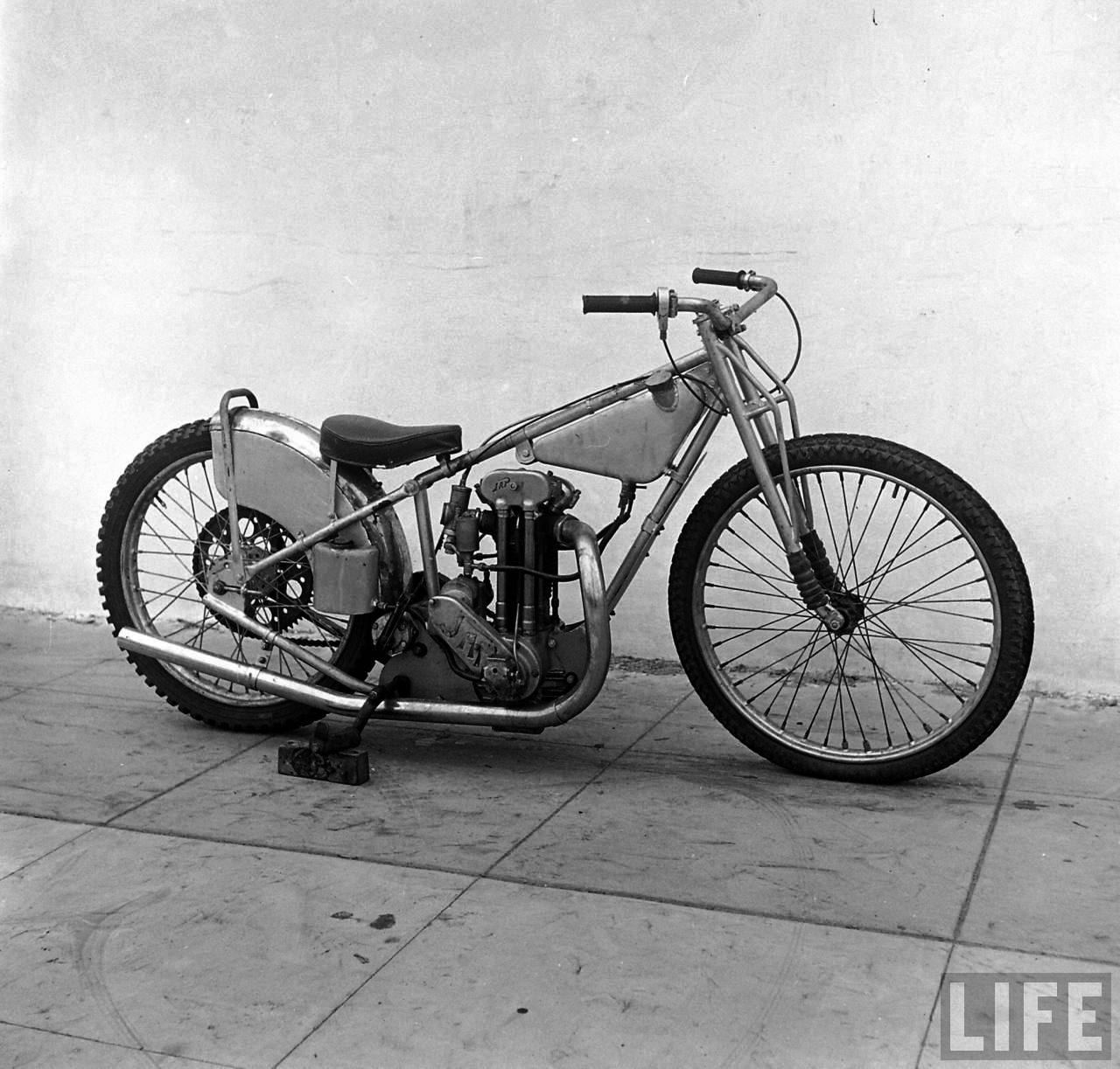 Nostalgia on Wheels: Vintage Speedway LIFE!