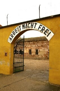 テレジーン強制収容所のArbeit Macht Freiの標語