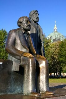 マルクス、エンゲルス像とベルリン大聖堂のクーポラ