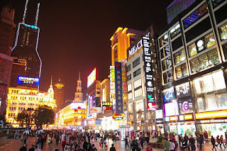 南京東路（世紀広場付近）の夜景