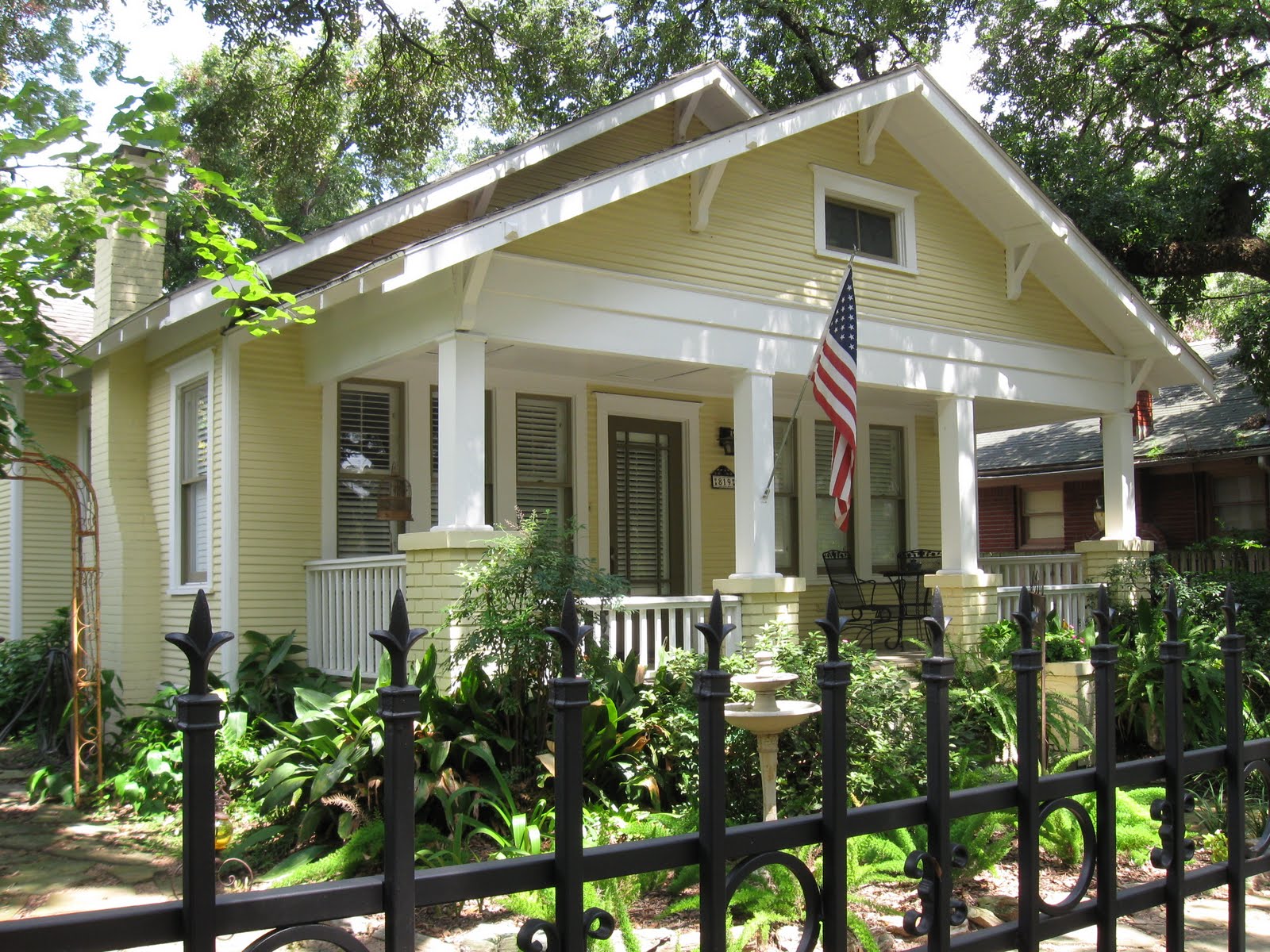 The OtHeR HoUsToN: 1921 Shady Bungalow Garden