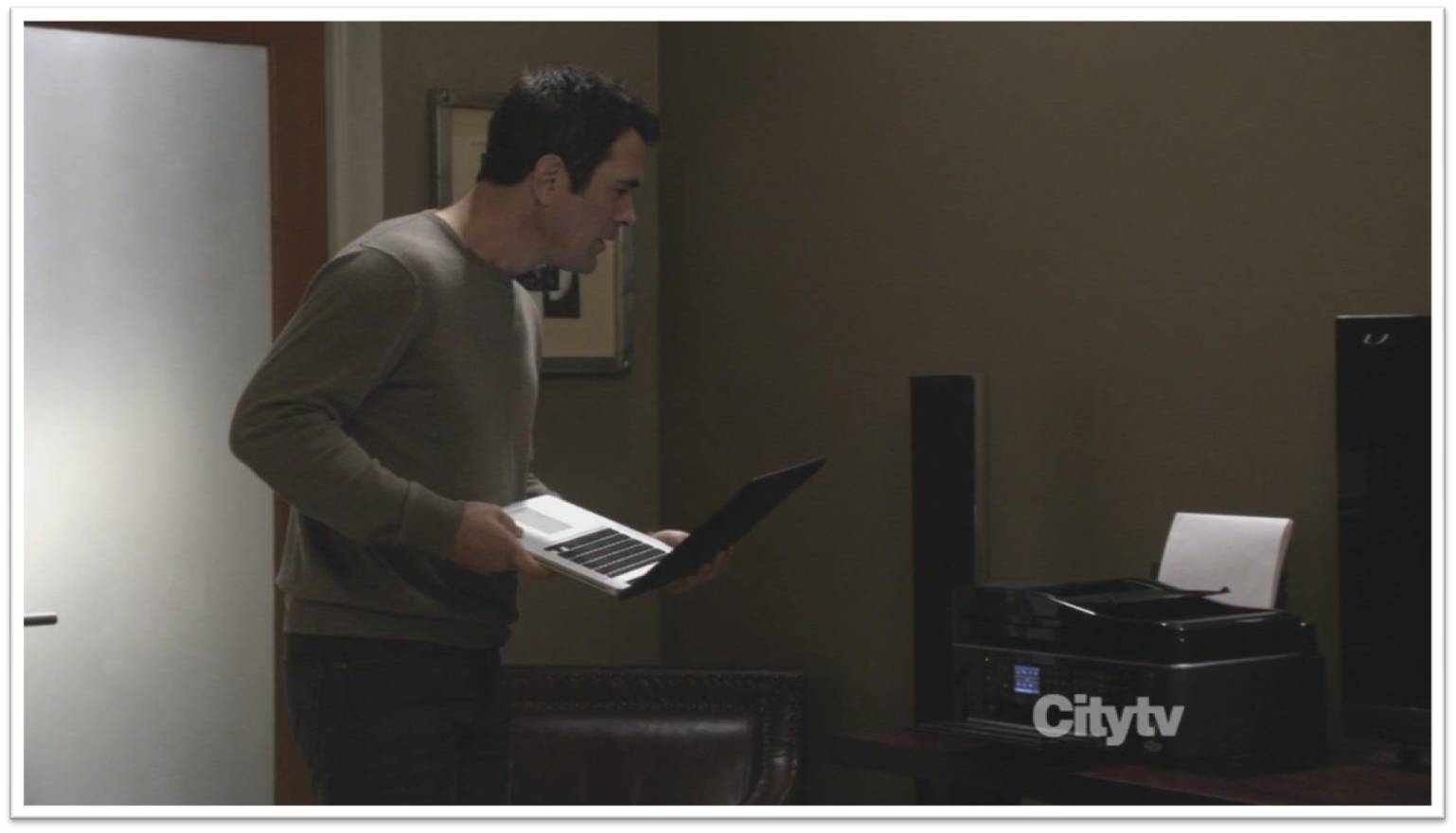 Modern Family 2 02 The Kiss Review