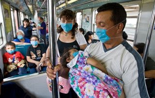 Mexicanos cubriéndose la boca con máscaras quirúrgicas para evitar contraer la gripe porcina