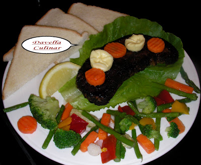 Steak marmorat cu piper servit cu legume / Steak au poivre servi avec des légumes
