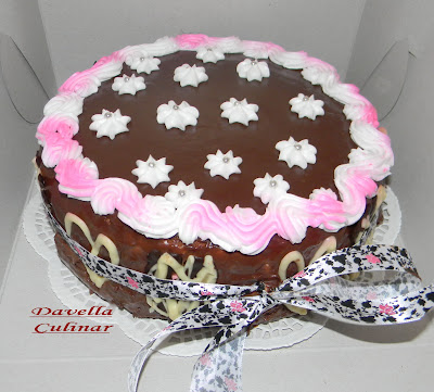 Gâteau aux 2 chocolats et fraises / Tort cu ciocolata alba, ciocolata cu lapte si capsuni