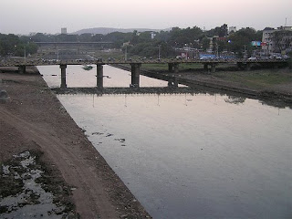 View of the Mutha Mula flowing through Pune