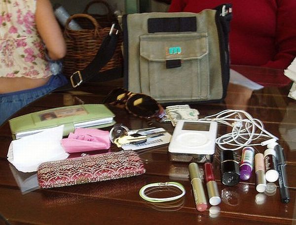 women purse 14 ΔΕΙΤΕ: Τι υπάρχει μέσα σε μια γυναικεία τσάντα?
