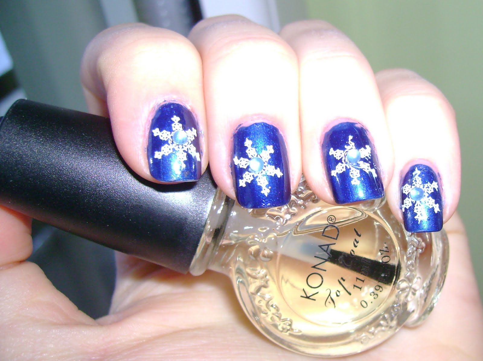 Новогодние сиреневые ногти. Сиреневый маникюр со снежинками. Нежный маникюр со снежинками. Лиловый зимний маникюр. Сиреневый маникюр со снежинками.