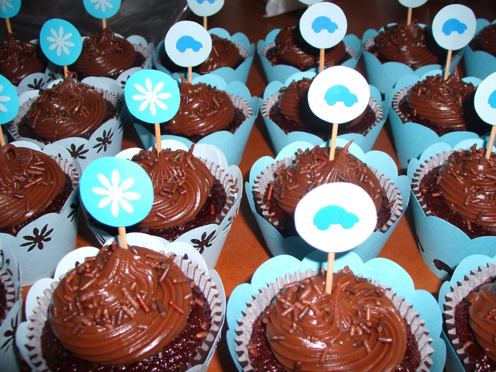 do-uras-de-eliete-cupcakes-ch-de-beb-de-menino