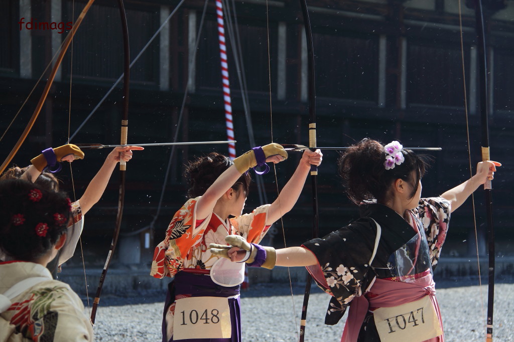Kyoto images 京都 の 写真 Archery contest at Sanjusangendo