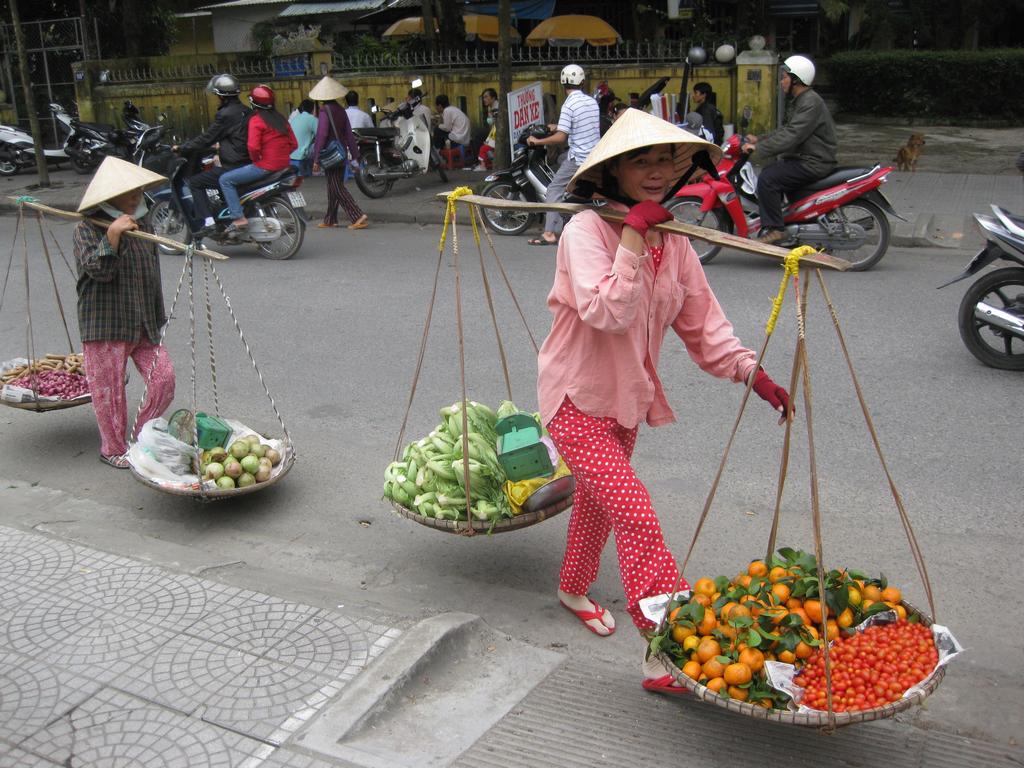 [Vietnam+Hue+03+Street+Sellers.jpg]