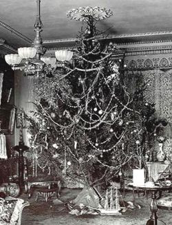 Late 1800s – The first glass ornaments were introduced into the ...