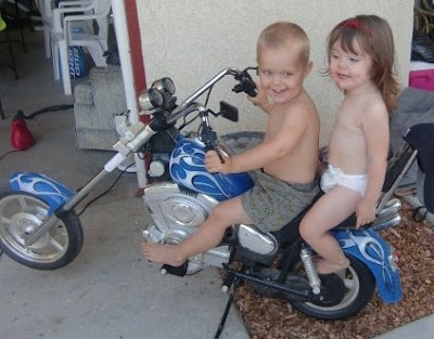 http://3.bp.blogspot.com/_t4lS59dV_xg/SqrLNkro7LI/AAAAAAAAKqE/vH-B92oM0yM/s400/cj+and+courtney+on+bike.jpg