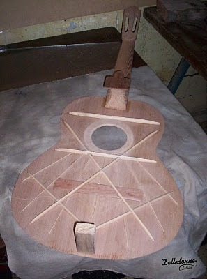 Mariano Delledonne - Luthier - マリアノ・デレドンネ ルシアー : Guitarra de media caja