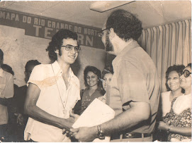 O PRESIDENTE DA TELERN LUCIANO B DE MELLO ENTREGANDO O TROFÉU DE CAMPEÃO DAS INDÚSTRIAS  EM 1974