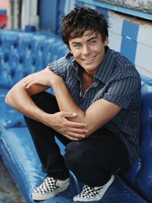 [Zac_Efron_blue_seat_crouched_down_looking_away_smile_181007.jpg]