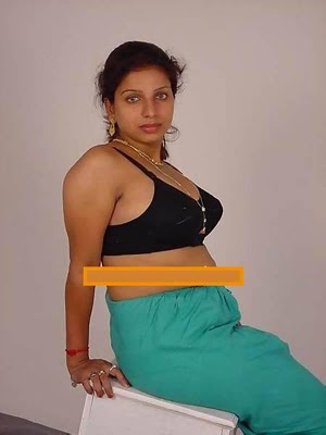 SEXY DESI AUNTIES: DESI AUNTIE SHOWING HER BRA