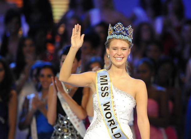 Alexandria Mills Of The Us Celebrates As She Crowned As The 2010 Miss World ~ Coolfwdclip