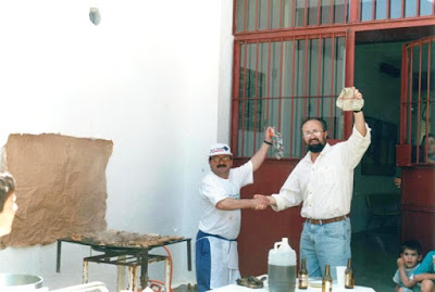 El cocinero Rafael Rubio América, con la ayuda de Francisco Hidalgo concejal de cultura preparando una barbacoa.