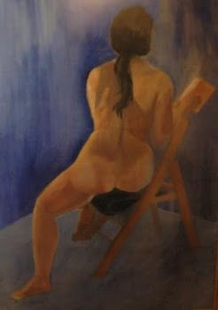 Una mujer desnuda en la penumbra