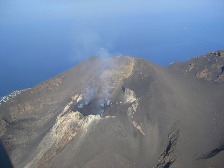 ITALY - A helicopter spin around the active volcano on the island of Stromboli. / @JDumas