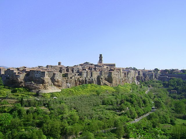 ITALY:  Pitigliano, the medieval Jewish enclave between Florence and Rome. / @JDumas