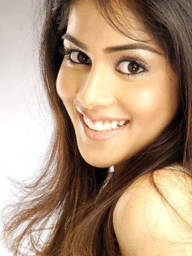 south indian and bollywood mallu actress ( genelia )Genelia D'Souza  hot cleavage sexy image gallery