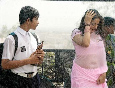 Telugu actress kiran rathod showing  bra through wet hot saree image gallery