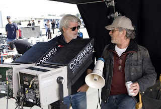 An image of George Lucas and Steven Spielberg during the shooting of Indiana Jones
