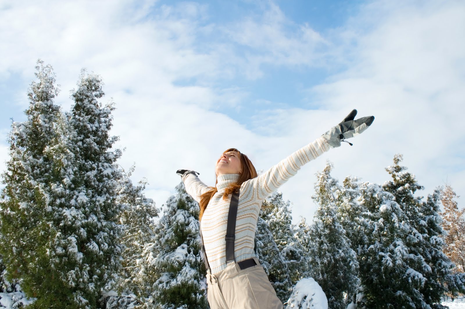 [Happy_Woman_in_Snow.582045]