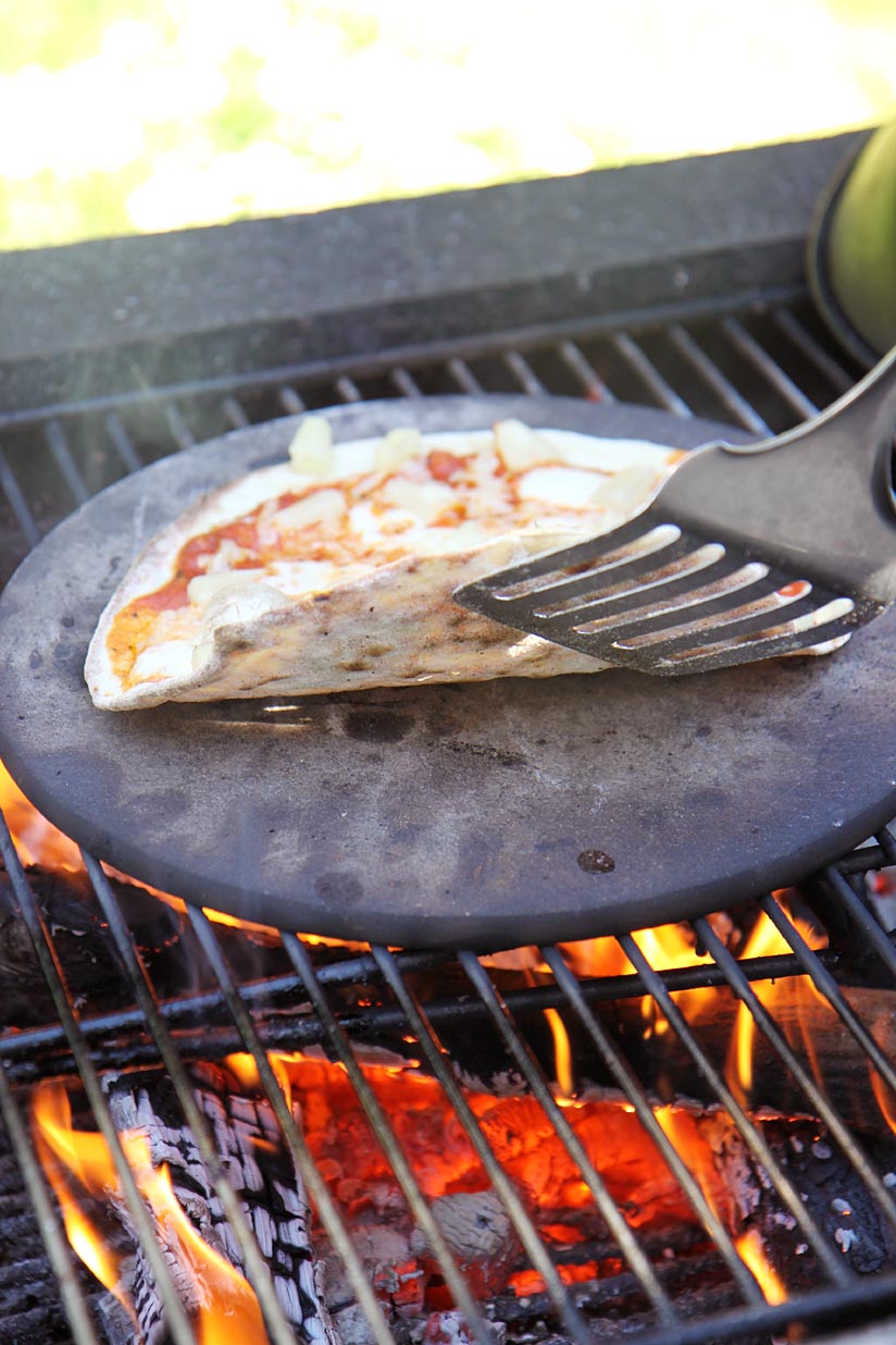 SILLÄ SIPULI Pizza grilliin kivelle