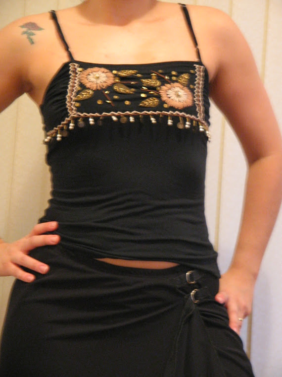 Blusinha de alça e saia  preta de fivela