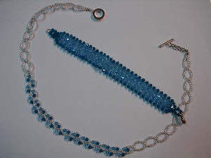 Conjunto azul, colar corrente e pulseira