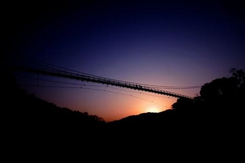 [flickzzz.com+scary+bridges+2007-722845.jpg]