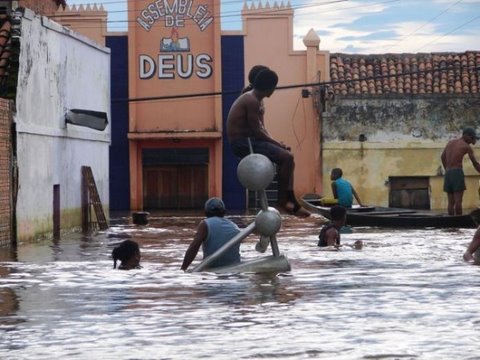 [flickzzz.com+flood+in+brazil+006-783357.jpg]