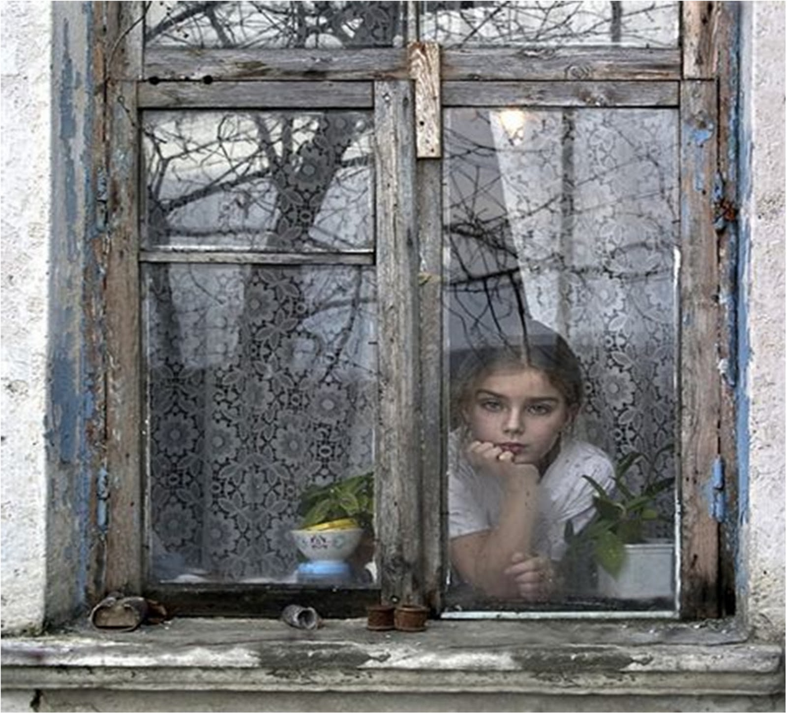 Голодное окно. Девочка у окна. Человек за окном. Взгляд в окно.