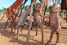 Spielende HIMBA-Kinder in Namibia
