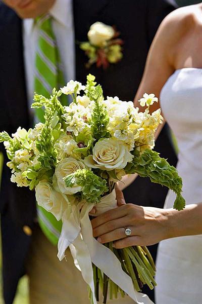 [photo-#-3-Bride's-bouquet-a+(Medium).jpg]