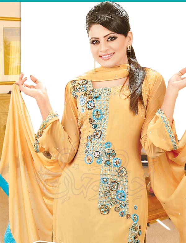 Salwar Kameez: Pakistani Models Wearing Latest Salwar Kamez Designs P-II