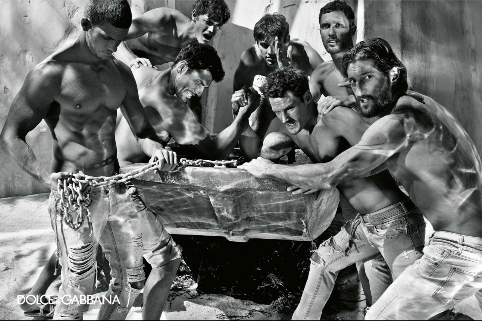 Она любит много мужчин. Dolce gabbana sicily реклама. Танцы на столе картинки. Она любит много мужчин. Одна девушка среди мужчин.