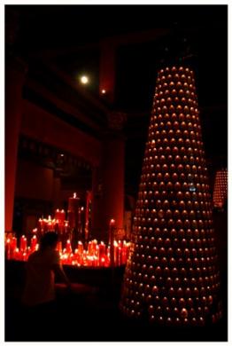 [tugu+lilin.jpg]